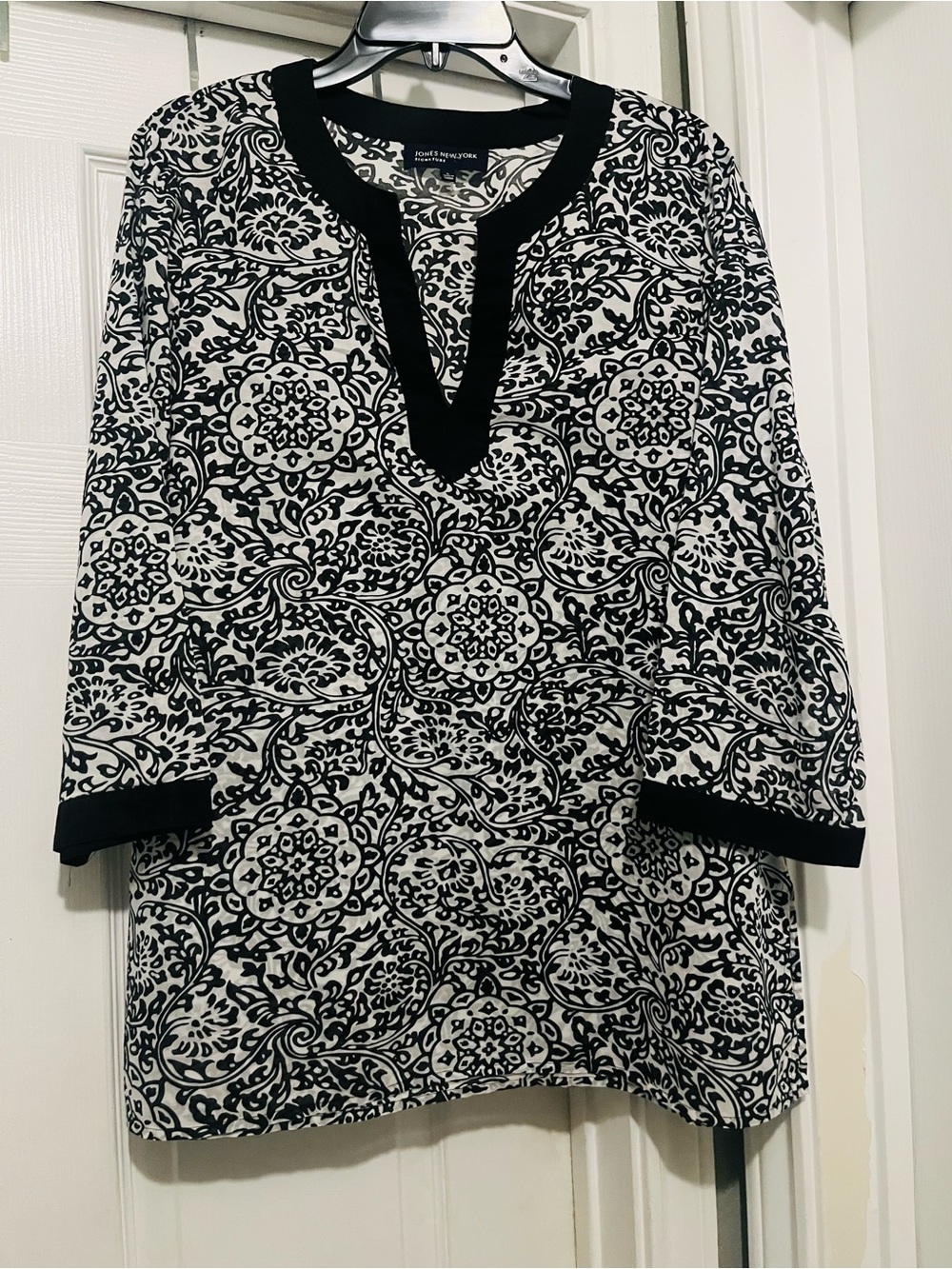 JONES NEW YORK Signature, Black & White Floral Medallion Tunic with Contrast Tri